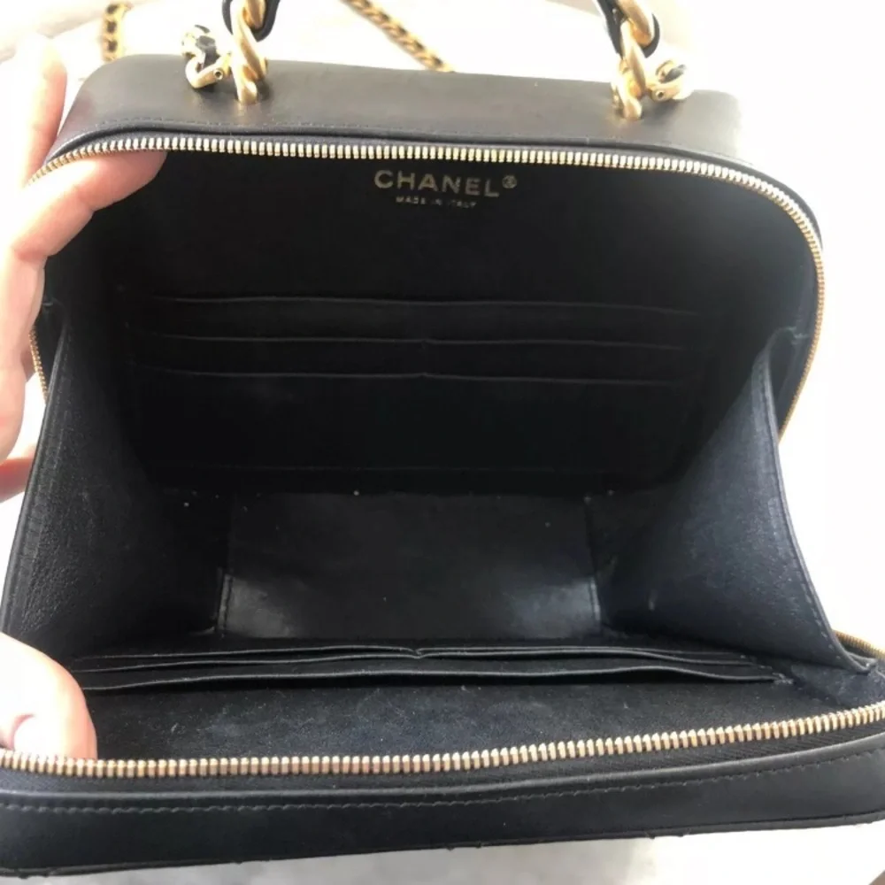 CHANEL Vanity Chain Shoulder Bag in Black Quilted Leather Gold Hardware